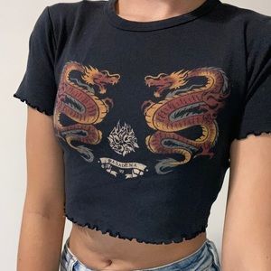 Cropped dragon urban outfitters top 😍
